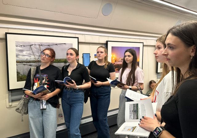 Студенти дивляться ролик про ревіталізацію вагонів в артпростір